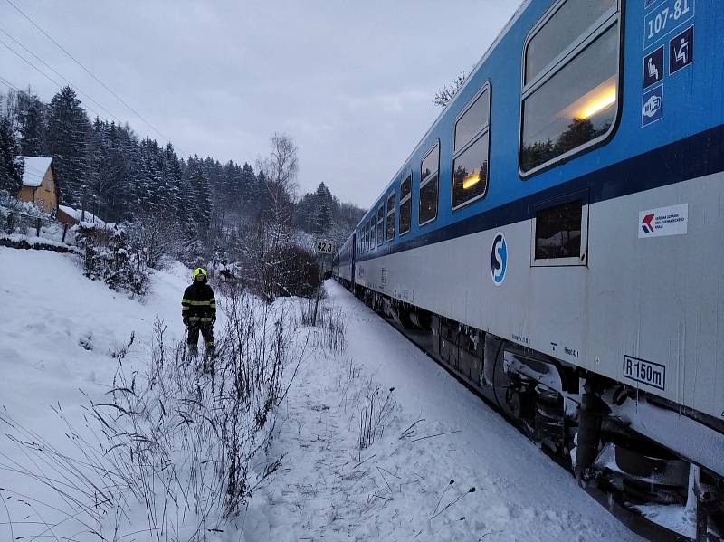 Během jízdy rychlíku začala hořet lokomotiva na železniční trati v Bohuslavicích u Trutnova.