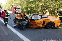 Čelní srážka se sportovním vozem Ford Mustang u Špindlerova Mlýna připravila o život nevinného 49letého řidiče.