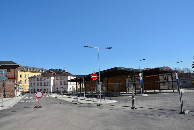 Nové autobusové nádraží v Hostinném se dočká uvedení do provozu až po umístění dodatečných bezpečnostních prvků.