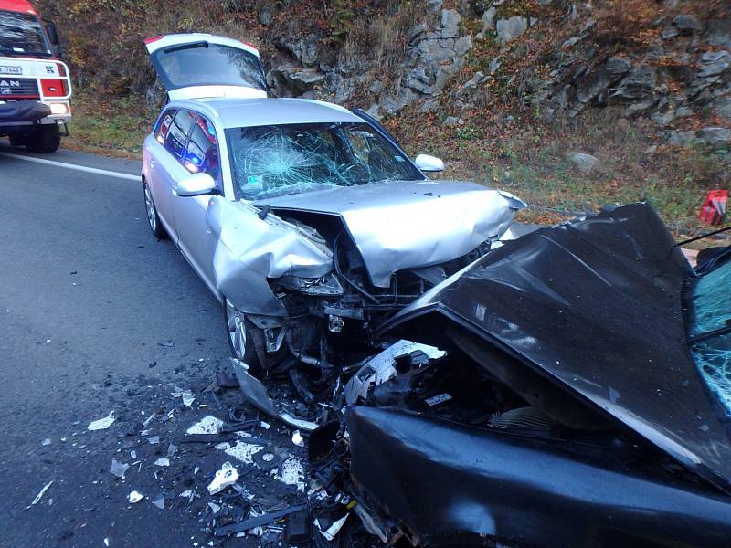 Čelní střet automobilů odnesli zraněním dva lidé.