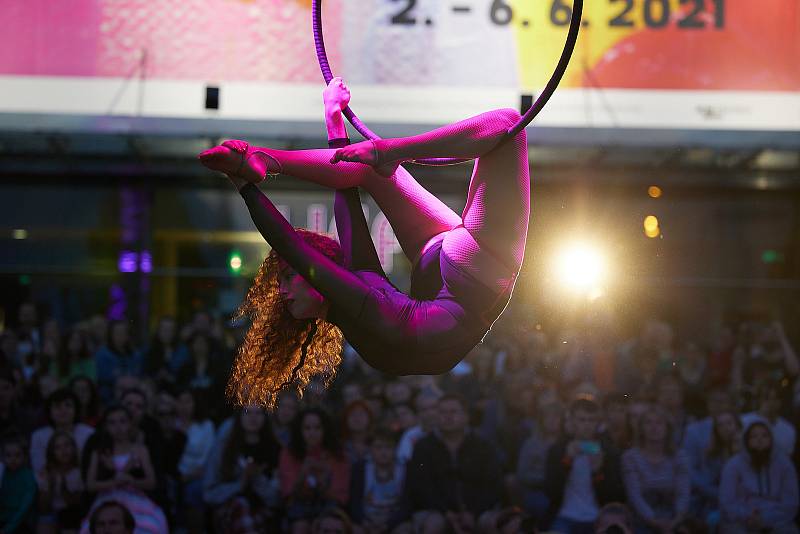 Thula Moon Martin, akrobatka z Havaje, při svém druhém vystoupení na festivalu Cirk-UFF v Trutnově.