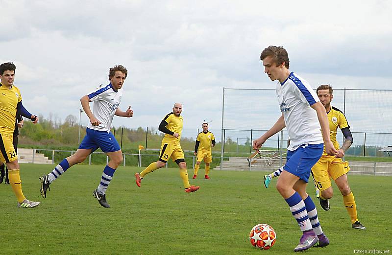 Hráči vrchlabské rezervy si ve 20. kole JAKO I. B třídy vyšlápli na favorita. Výhrou 2:0 sesadili  z druhého místa tabulky Novou Paku. O góly se postarali Vladimír Pokorný a Antonín Zajíc.