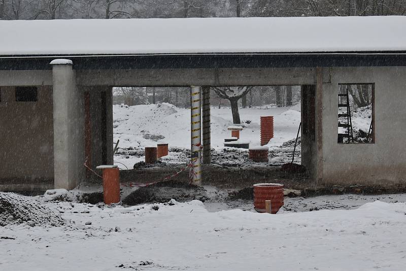 Stavba letního koupaliště v Hostinném pokračuje i v zimě.