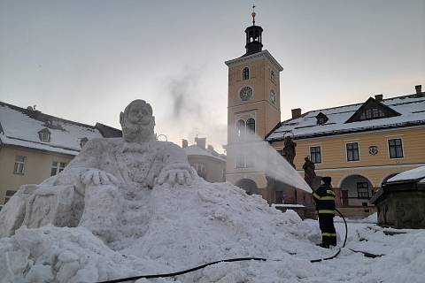 Na náměstí v Jilemnici stojí po dvou letech opět mohutná socha ze sněhu. Tentokrát to není tradiční Krakonoš, ale hrabě Jan Nepomuk Harrach.