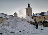 Na náměstí v Jilemnici stojí po dvou letech opět mohutná socha ze sněhu. Tentokrát to není tradiční Krakonoš, ale hrabě Jan Nepomuk Harrach.