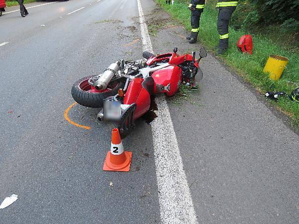 Při předjíždění neviděl motorku, její řidič je lehce zraněný