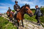 Strážci na koních v létě pomáhají turistům