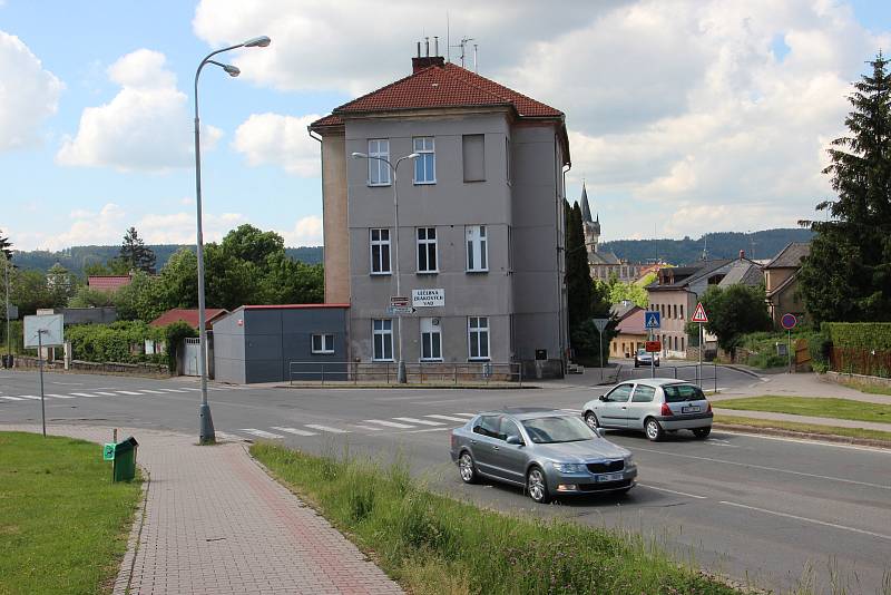 Křižovatka u oční školy projde ve druhé polovině roku výraznou rekonstrukcí. Královéhradecký kraj tu vybuduje kruhový objezd.