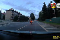 Policie muže motorkáře pronásledovala ulicemi Trutnova