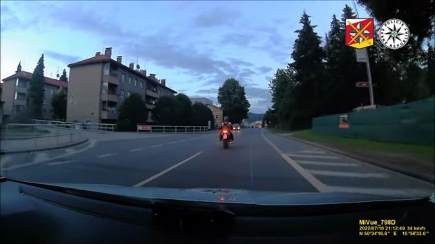 Policie muže motorkáře pronásledovala ulicemi Trutnova