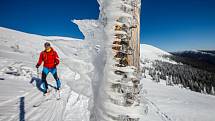 Slunečný víkend přilákal na hřebeny Krkonoš tisíce turistů, do terénu vyrazila řada skialpinistů.