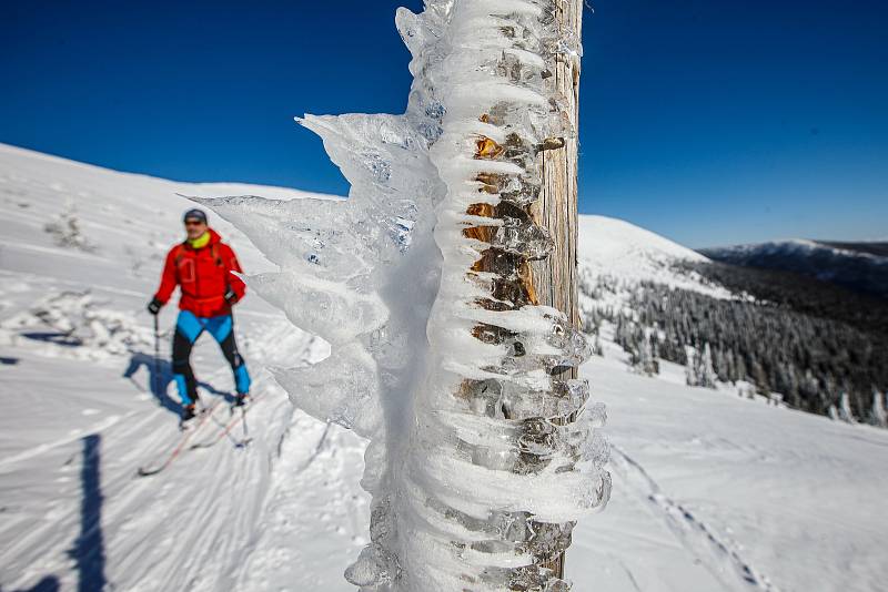 Slunečný víkend přilákal na hřebeny Krkonoš tisíce turistů, do terénu vyrazila řada skialpinistů.