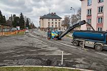 Frézováním silnice začalo ŘSD v pondělí 4. dubna v Trutnově v Pražské ulici se stavbou kruhového objezdu.