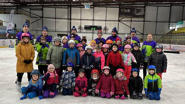 Bruslařské výuky dětí se účastnil i hokejový klub Czech Dragons.