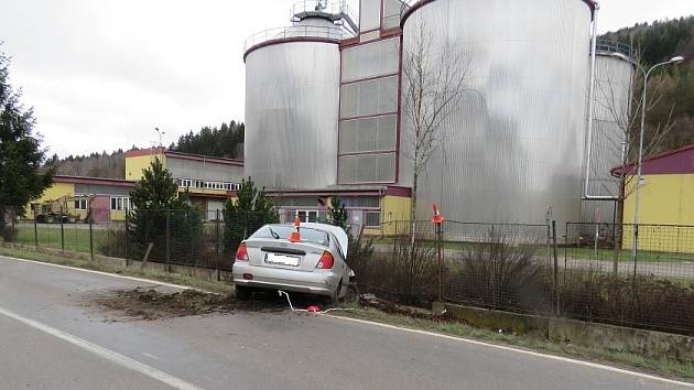 Opilý řidič narazil do oplocení