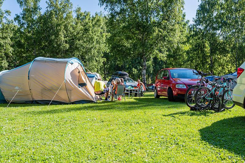 Trutnovský kemp Dolce obsadilo na prodloužený červencový víkend osmdesát stanů a čtyřicet karavanů.