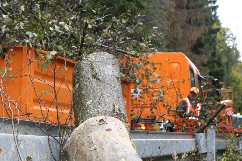 Uzavřená silnice mezi Temným Dolem a Malou Úpou