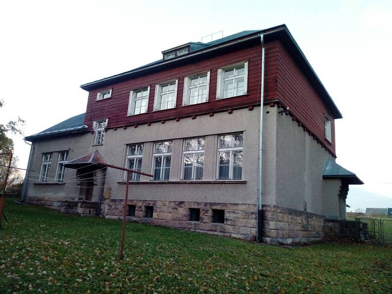 V budově bývalé české školy v Zálesní Lhotě vybuduje Studenec pět obecních bytů.