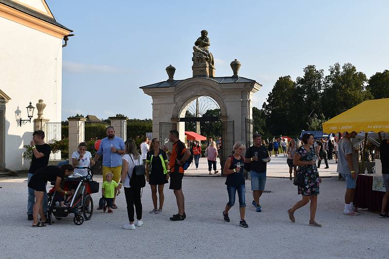 Letošní ročník Vinobraní na Kuksu byl jiný než ty předchozí. Víno neteklo po kaskádovém schodišti, stánky byly rozdělené do čtyř sektorů.