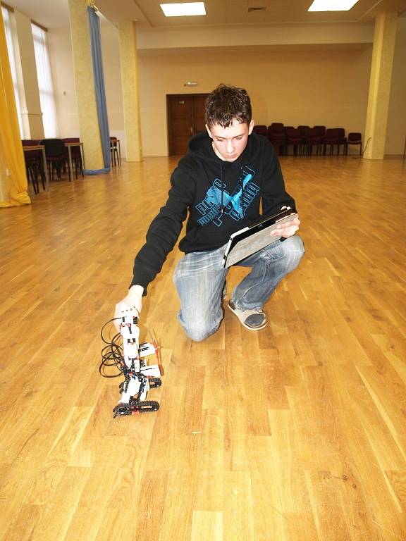 Střední škola informatiky a služeb ve Dvoře Králové využívá ve škole i roboty, i když zatím jen v kroužku.