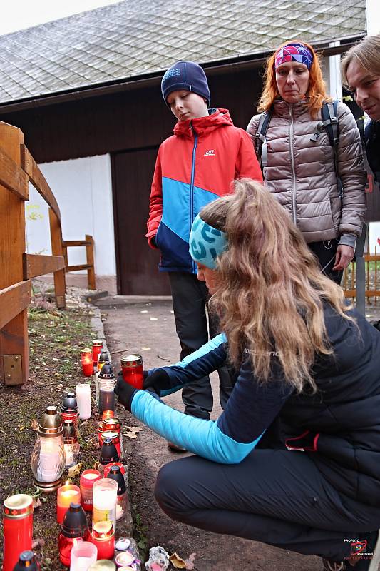 Lidé si ve středu připomněli výročí 17. listopadu na chalupě Václava Havla na Hrádečku u Trutnova.