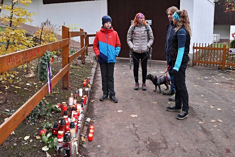 Lidé si ve středu připomněli výročí 17. listopadu na chalupě Václava Havla na Hrádečku u Trutnova.