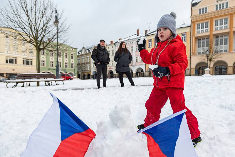 Demonstrace odpůrců protipandemických opatření v Trutnově na Krakonošově náměstí v neděli 23. ledna.