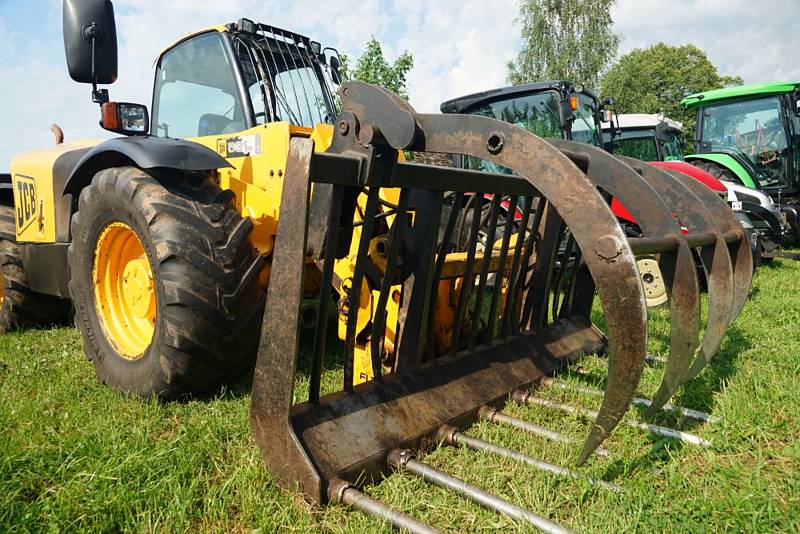 Farmáři z Voletin na okraji Trutnova ukázali dětem současné zemědělství.