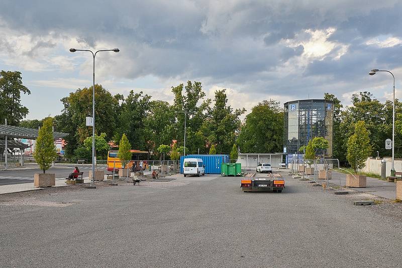 Kvůli rekonstrukci pěší zóny v Horské ulici v Trutnově je od pondělí až do května příštího roku uzavřené malé parkoviště vedle autobusového nádraží.