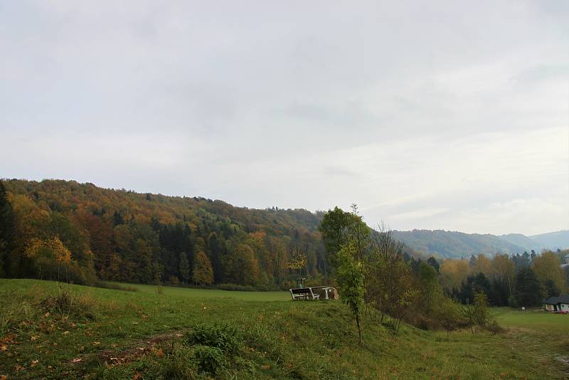 Jestřebí hory nabízejí neopakovatelnou atmosféru během všech ročních období. Podzimní procházku ale neodkládejte. Zbarvené zalesněné svahy jsou úžasnou podívanou.