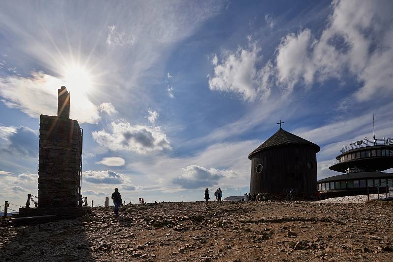 Druhý prodloužený květnový víkend využila řada lidí k výletům do hor a turistickým túrám v Krkonoších.