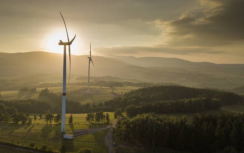 Větrné elektrárny ve Zlaté Olešnici na Trutnovsku.