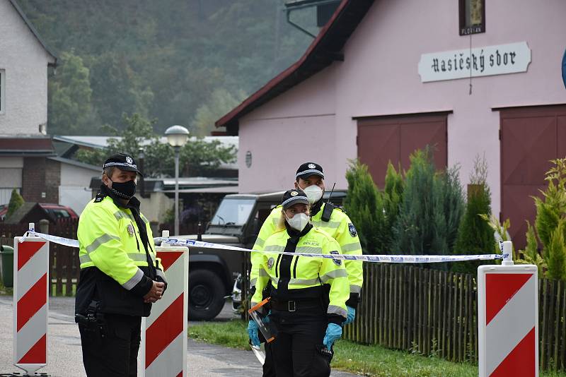 Na Trutnovsku je stanoviště drive-in pro senátní a krajské volby před hasičskou zbrojnicí v Trutnově - Horním Starém Městě. První volič přijel volit v 7.48 hodin.