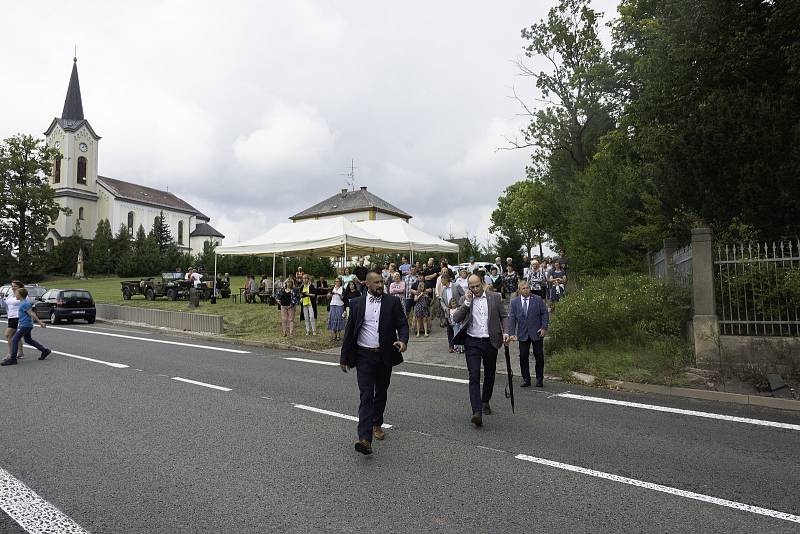 Krkonošská obec Studenec odhalila plukovníkovi Václavu Knotkovi pamětní desku na domě, ve kterém žil.