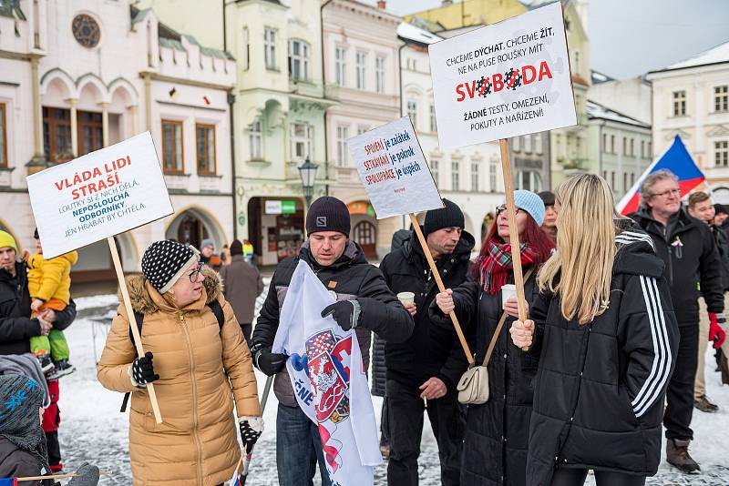 Demonstrace odpůrců protipandemických opatření v Trutnově na Krakonošově náměstí v neděli 23. ledna.