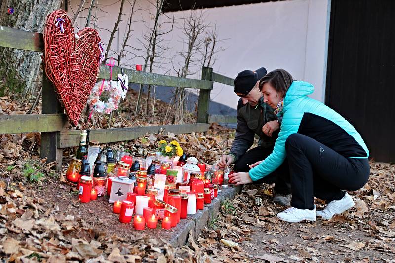 Lidé si připomněli 29. výročí také na Hrádečku u Trutnova u chalupy Václava Havla.