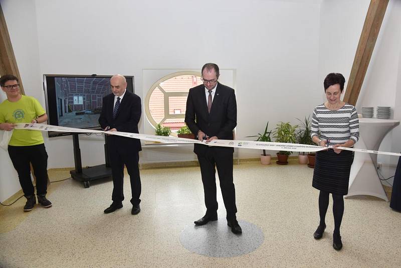 Náročná rekonstrukce podkrovních prostor ZŠ Schulzovy sady ve Dvoře Králové nad Labem přinesla pedagogům a žákům nové odborné učebny.