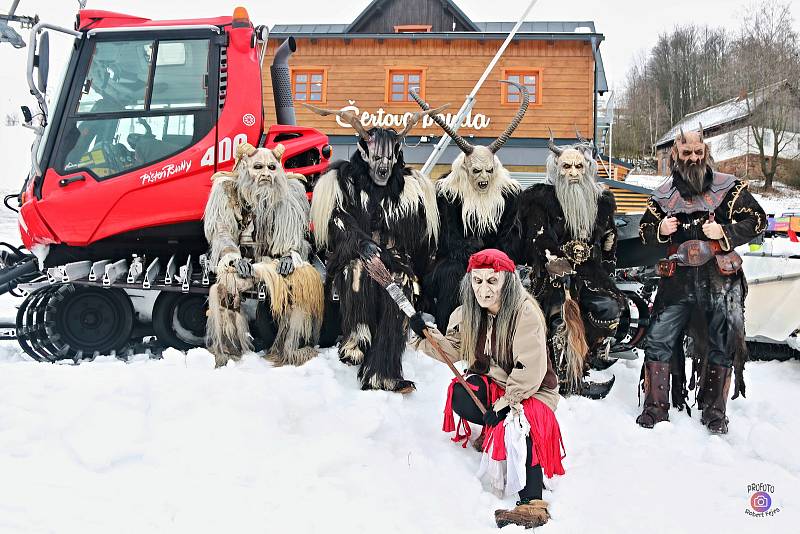 Krampusáci strašili tentokrát v Mladých Bukách.