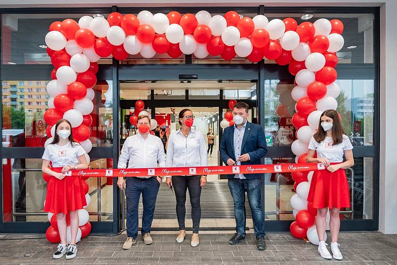 Trutnovská prodejna obchodního řetězce Kaufland přivítala ve středu 14. července první zákazníky při otevření po rekonstrukci.