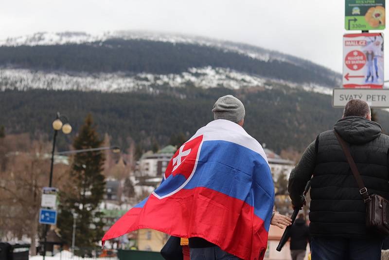 Pátečnímu startu Světového poháru předcházel průvod bubeníků a fanoušků, kteří pohromadě prošli centrem Špindlerova Mlýna do závodní arény ve Svatém Petru.