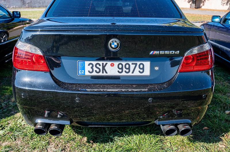 Setkání vozů BMW v areálu hospitálu Kuks.