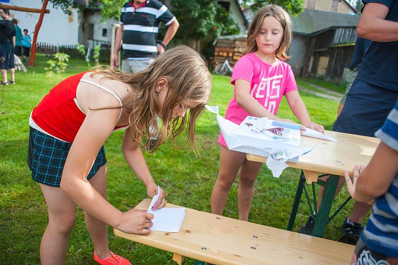 Děti dětem. Takový je název projektu, díky kterému se mohou nejmladší obyvatelé Mladých Buků pořádně vyřádit na rozmanitých prvcích nebo se v horkých dnech i cachtat v bazénku.