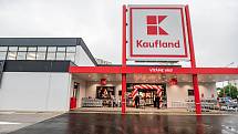 Trutnovská prodejna obchodního řetězce Kaufland přivítala ve středu 14. července první zákazníky při otevření po rekonstrukci.