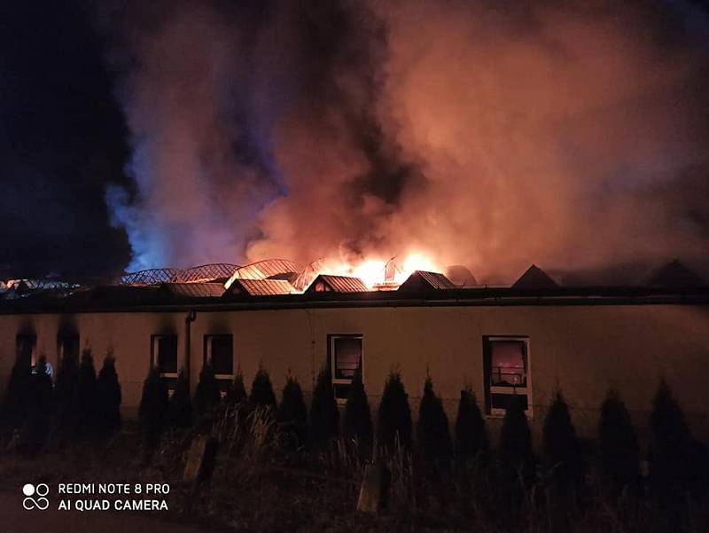 Požár haly firmy Tropico v Roztokách u Jilemnice.