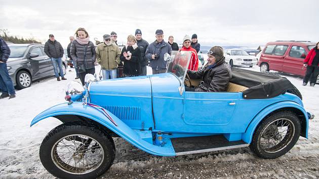 Veteran Car Club Dvůr Králové nad Labem pořádal v sobotu Tříkrálovou jízdu.