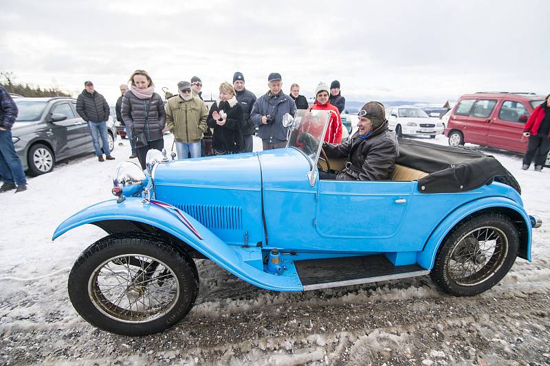 Veteran Car Club Dvůr Králové nad Labem pořádal v sobotu Tříkrálovou jízdu.