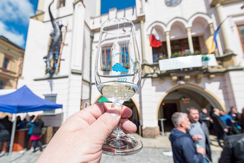 Lidé vyrazili v sobotu na Trutnovské vinařské slavnosti na Krakonošově náměstí.