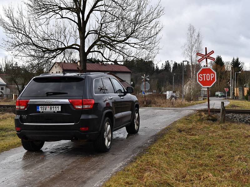 Kvůli zvýšení bezpečnosti získají přejezdy U mlékárny a v Lipové ulici ve Vrchlabí šraňky. Správa železnic chce ale zároveň zrušit přejezd v ulici Jana Opletala.