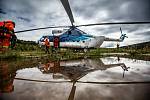 Vrtulník usazoval v pondělí odpoledne konstrukci rozhledny na vrch Žaltman v Jestřebích horách u Malých Svatoňovic.