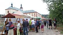 Food festival v klášterní zahradě.